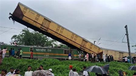 कञ्चनजंघा एक्सप्रेस र मालगाड़ी संग ठोक्किँदा 5 जनाको मृत्यु,  25 घाइते, उद्धार कार्य जारी अझैं बढ़ने